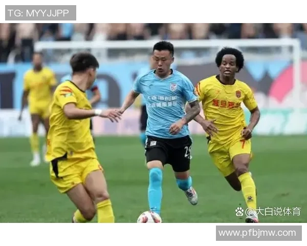 足球明星之子在比赛中精彩进球引发全场欢呼父亲自豪点赞